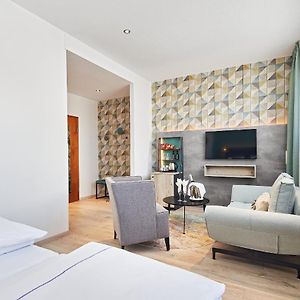 Zimmer mit Kingsize-Bett